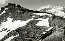 Vista del ascenso hacia su última estación del ferrocarril de cremallera de Gornergratbahn