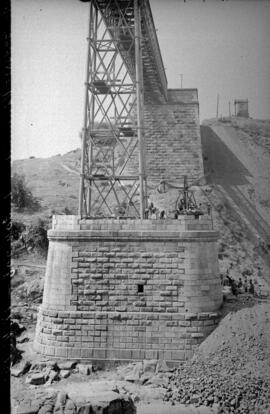 Puente o viaducto de Vadollano, de tres tramos, en el km 304,508 de la línea de Manzanares a Córd...