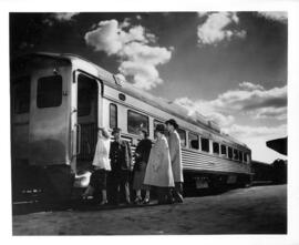 Viajeros subiendo a un coche diésel auto-propulsado del ferrocarril New York Central en Estados U...