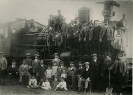 Personal ferroviario frente a la locomotora nº 835 en la estación de Bélmez