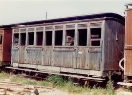 Coche de viajeros de los Ferrocarriles de Mallorca en la estación de Palma