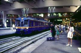 Viajeros y automotor eléctrico o unidad de tren eléctrica de la serie 440 de RENFE en la estación...
