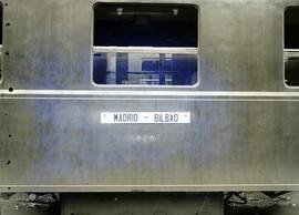 Coche de viajeros con placa de trayecto Madrid - Bilbao, detenido en la estación de Madrid - Prín...