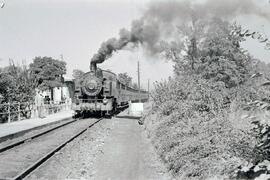 Composición de viajeros del Ferrocarril de Langreo, remolcada por locomotora de vapor nº 38 de ro...