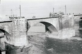 Tranvías circulando por el Puente de Piedra sobre el río Ebro en la ciudad de Zaragoza