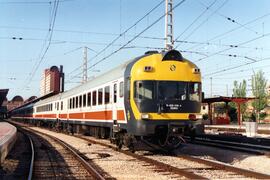 Unidades eléctricas serie 432 construidas por Construcciones y Auxiliar de Ferrocarriles (CAF) y ...