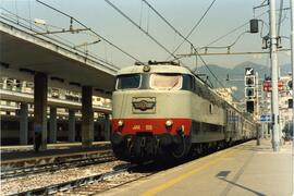 Composición de viajeros remolcada por la locomotora eléctrica E 444 - 005 de Ferrovie dello Stato...