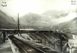 Composición de coches de viajeros de los Ferrocarriles Estatales Noruegos (NSB), detenida en la e...