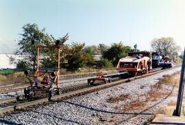vista de la locomotora IC-5181 sin identificar y maquinaria de vía, en el cruce IN/NS en Tolono, ...