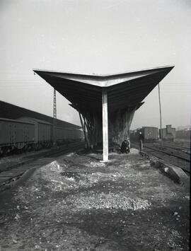 Estación de Monforte. Vías y andenes con trenes estacionados