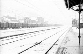 Vagones cerrados de mercancías en la estación de Busdongo nevada de la línea de León a Gijón, sit...