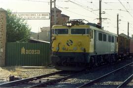 Locomotora eléctrica 269-201-0 junto a las puertas de la factoría de MACOSA en Alcázar de San Juan