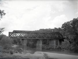 Sustitución del antiguo puente metálico sobre el río Duero, en las proximidades del km 237,514 de...