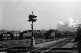 Composiciones de mercancías del Ferrocarril de Langreo remolcadas, respectivamente, por la locomo...