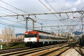 Unidades eléctricas serie 446 construidas por Construcciones y Auxiliar de Ferrocarriles (CAF) y ...