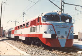 Locomotora Talgo III Virgen Peregrina (Granada a Almería) 352-002-0 en la estación de Alcázar de ...