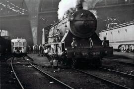 Locomotora de vapor 241-2077 (serie RENFE 241-2001 a 2095) con gran penacho de humo, en otra vía ...