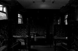 Interior de un coche - salón Pullman, detenido en la estación de Deva