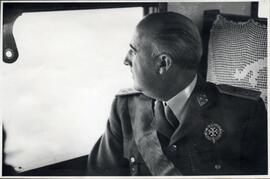 Vista de perfil del Jefe de Estado, Francisco Franco, ataviado con la medalla de la Laureada de S...