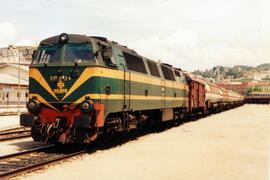 Locomotora diésel - eléctrica 333 - 021 de RENFE, fabricada por MACOSA, pintada con sus colores p...