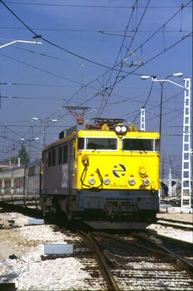 Locomotora eléctrica serie 269 - 242 - 0 de la serie 269 - 201 a 331 de RENFE, arrastrando una co...