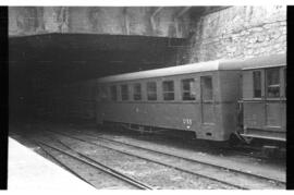 Coches de viajeros C 55 del Ferrocarril de La Robla en la estación de Bilbao - Concordia