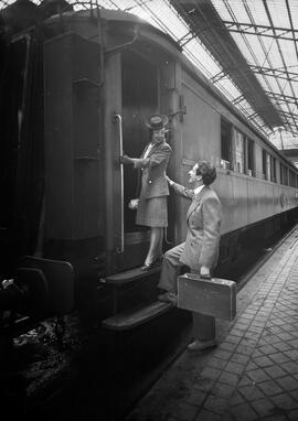 Viajeros en escena romántica subiendo a un coche cama de la Compañía Wagons Lits en una estación ...