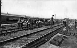 Personal ferroviario de mantenimiento de vía de la LNWR trabajando