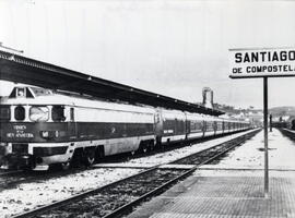 Composición de Talgo Pendular remolcada por la locomotora diésel hidromecánica "Virgen de la...