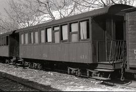 Coche de viajeros de 1ª y 2ª clase AB 6, detenido en la estación de Denia de la línea de vía estr...