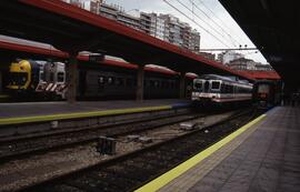Automotores de la serie 592 y serie 594 de RENFE para el servicio Tren Regional Diésel (TRD) en G...