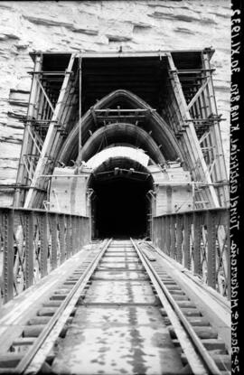 Puente de Matarraña IV, situado en el km 148,850 de la línea de Zaragoza a Barcelona, entre los m...