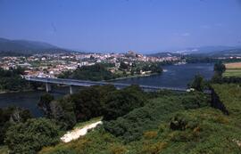 Puente internacional de Tuy sobre el río Miño, que une el municipio español de Tuy con el portugu...