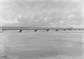 Puente sobre el río Esla, en el km 107,052 de la línea de Palencia a Coruña, entre los municipios...