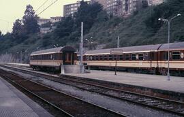 Coches de viajeros de la serie 10000 de RENFE, con decoración estrella, en la estación de Santander