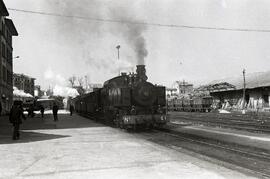 Composición de viajeros remolcada por la locomotora de vapor nº 41 de rodaje 030 T, fabricada por...