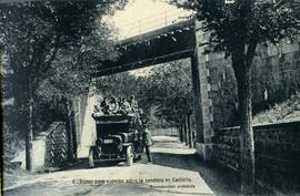 Primer paso superior sobre la carretera de Castiello en la línea del Canfranc a Francia. Pasando ...