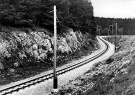 La vía férrea moderna. Tramo de la vía métrica del ferrocarril del Jura. Línea Chaux-de-Fonds a L...