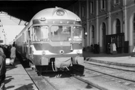 Automotor diésel FIAT de la serie 597 (TER) de RENFE, ex 9700, detenido en la estación de Zaragoz...