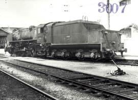 Locomotora de vapor tipo 141F - 2222 con ténder de RENFE, (serie 141 - 2201 a 2300)  detenida en ...