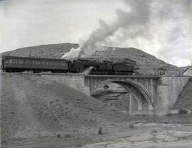 Puente de hormigón Henares I sobre el río Sorbe, situado en el km 80,829 de la línea de Madrid a ...