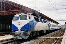 Locomotora diésel - eléctrica 333 - 017 de RENFE, fabricada por MACOSA y pintada en blanco y azul...