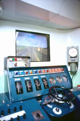 Vista general de un simulador de la cabina de conducción de una locomotora