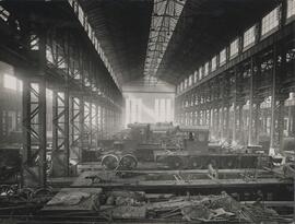 Taller de montaje de los talleres de San Andrés Arenal de la línea de Zaragoza a Barcelona por Lé...