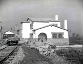 Subestación y viviendas de personal de Peña Rubia (Asturias), en la línea de León a Gijón