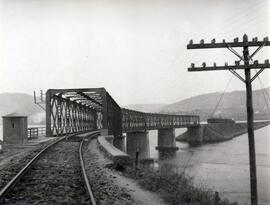 Puente metálico de cuatro tramos sobre la Ría de Ferrol, en el km 37,571 de la línea de Betanzos ...
