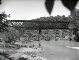 Puente metálico sobre el río Duero, en las proximidades del km 237,514 de la línea de Madrid a Ir...