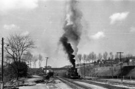 Composición de mercancías del Ferrocarril de Langreo, remolcada por la locomotora de vapor nº 406...