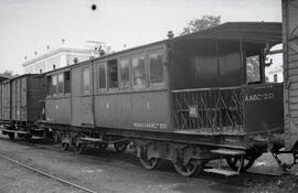 Coche de viajeros AABC 2101 de RENFE, ex Andaluces ABCDX f 1, con balconcillos y fabricado por Ni...