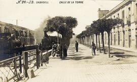 Vista del ferrocarril circulando por la calle de la Torre de Sabadell